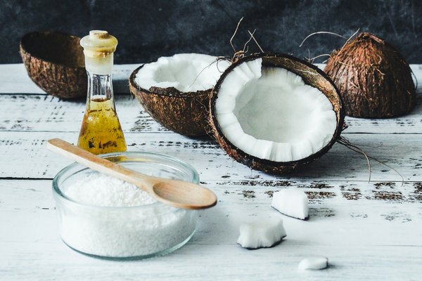 Quelle est la meilleure manière d'utiliser l'huile de coco pour un soin profond des cheveux?