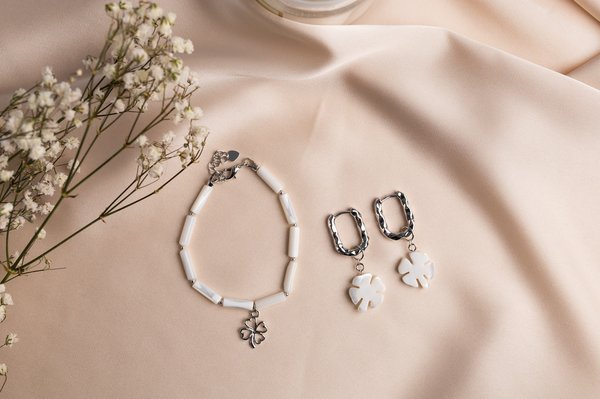 Quelles suggestions de bijoux fins pour accompagner une tenue avec une coupe asymétrique?